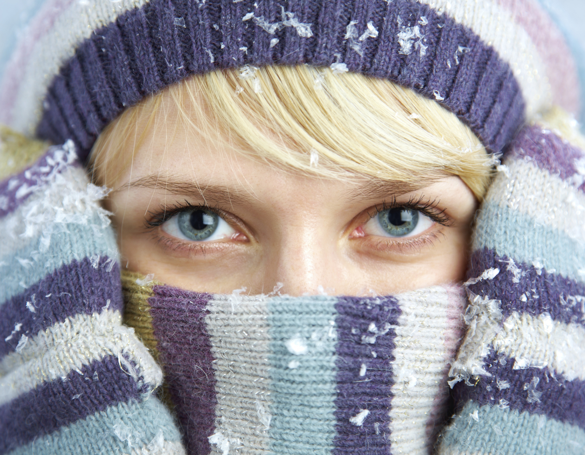 Тепло одеться зимой. Девушка укутанная в шарф. Зима холодно. Зима Мороз. Шарф на лице зимой.
